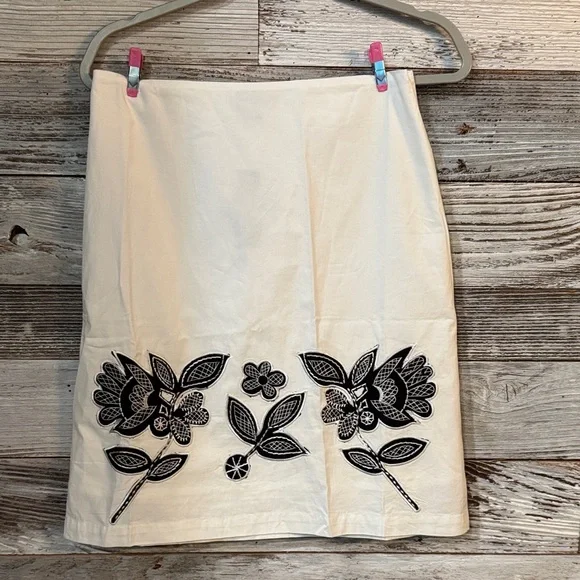 Chic White Pencil Skirt with Black Floral Design - Picture 1 of 4
